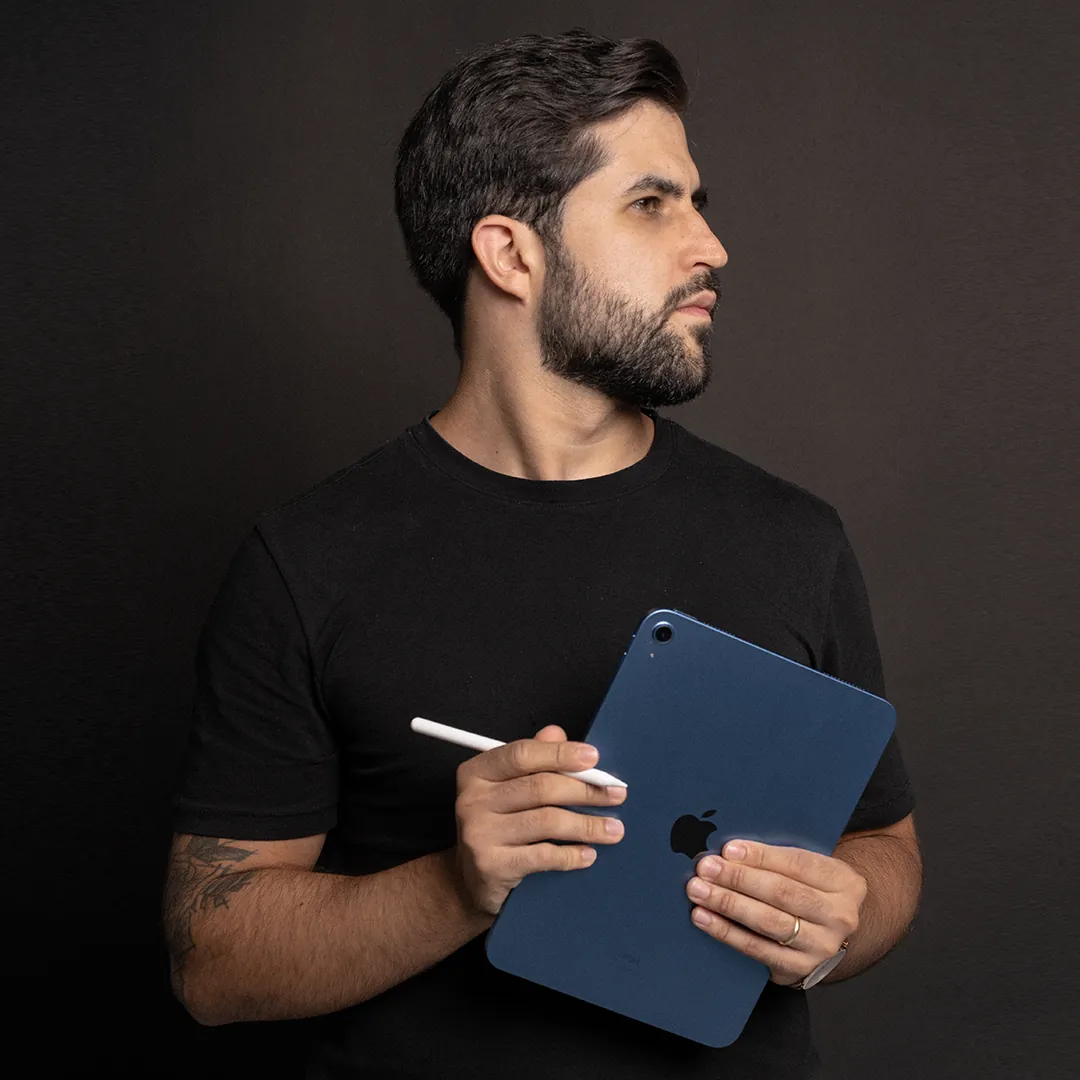 Matheus Holoth, da Orary Creative, com um tablet